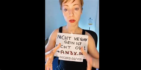 Militante Veganerin Nudes vor Kamera Doggy gefickt worden